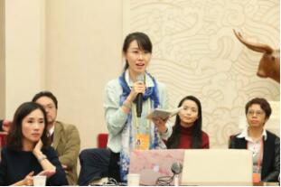 央广青年记者在云南代表团开放日活动中向基层少数民族代表提问