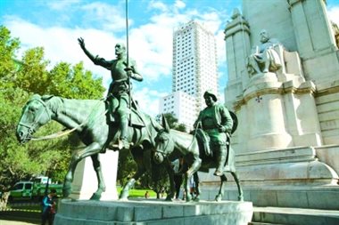 马德里西班牙广场塞万提斯纪念碑，右上方是塞万提斯，左边是堂吉诃德，中间是桑丘。